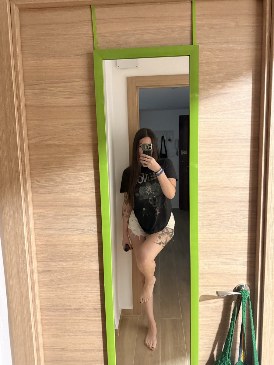 Estrenando mi nuevo pisito🖤😘 me he ido a vivir solita 👅 
Os renta una promo chula por aquí? Comenta y t mando un regalito por priv💋 
#nstfw #sellingcontent #onlyfans