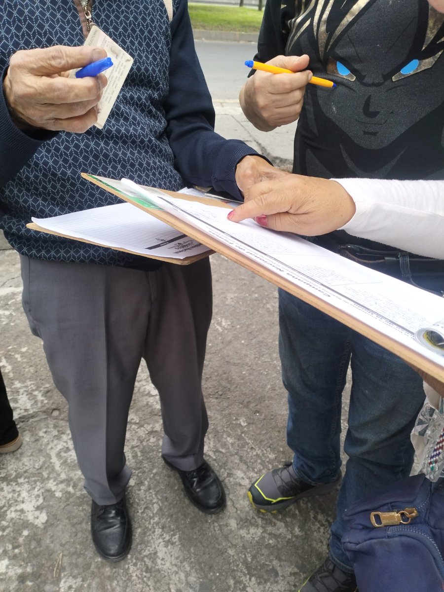 JavierosvaldoE2's tweet photo. @ANUEE_MX comité del pueblo de Santa Marta Acatitla sigue en la recolección de firmas en Canal de san Juan en el centro de cobró de CFE https://t.co/mPMeTPrr1i
