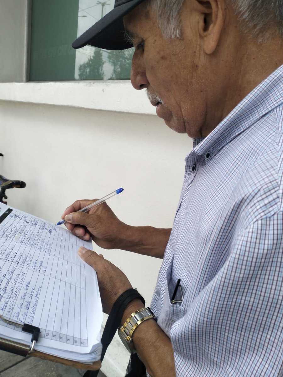 JavierosvaldoE2's tweet photo. @ANUEE_MX comité del pueblo de Santa Marta Acatitla sigue en la recolección de firmas en Canal de san Juan en el centro de cobró de CFE https://t.co/mPMeTPrr1i
