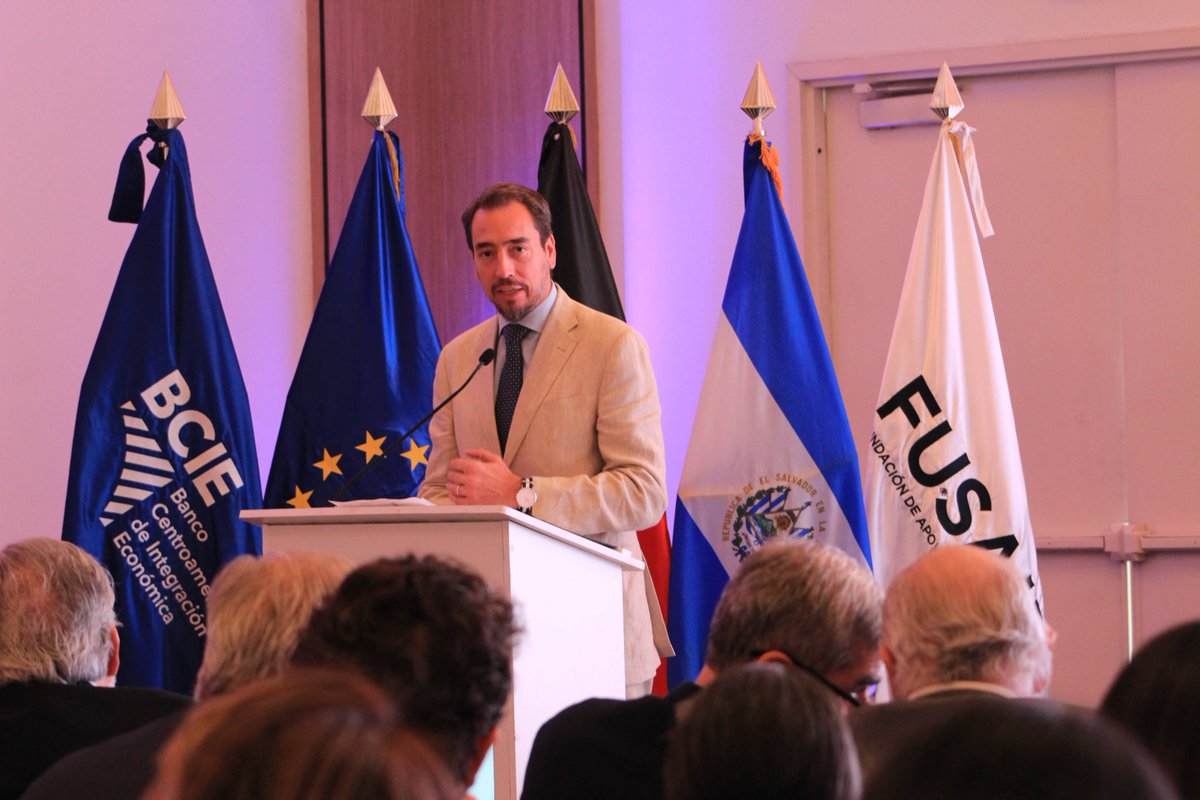 📊 El Estado de la MYPE 2025 revela que las micro y pequeñas empresas representan cerca de la mitad del PIB salvadoreño.

Con el respaldo de la Iniciativa DINAMICA II del BCIE, el <a href="/KfW_en_CA/">KfW Centroamerica</a> y la <a href="/UEenElSalvador/">Unión Europea en El Salvador</a>, se llevó a cabo el evento que reunió a más de 100 asistentes, donde