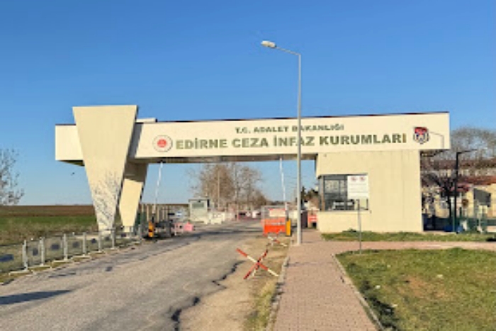zyfh8iS's tweet photo. "ŞOK GEÇİRDİK,GÖRÜŞ SALONU KREŞ GİBİYDİ"

"Sevinç hn. bugün Edirne'de yapılan açık görüşe tam 41 çocuk annesini görmeye gelmişti. Çoğu 7 yaşından küçüktü. 7 bebek de hapiste var: Biri 8 aylık, diğeri 9 aylık, ikisi 11 aylık, 12 aylık, 13 aylık ve biri de 3 yaş."

#KHKlarÖldürüyor https://t.co/6lJavGUx4t