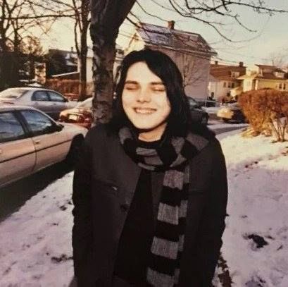 iceinmyego's tweet photo. ppl with scarf gerard as pfps are so darling to me.. like it’s an instant follow. you make me feel safe. Does this make sense https://t.co/GguOrymucy