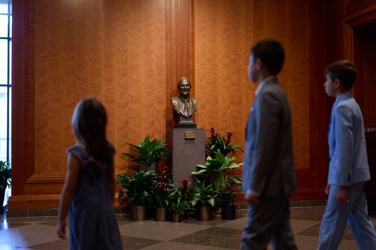 Ch_JesusChrist's tweet image. Thousands of mourners of all ages are passing through the Conference Center on Temple Square today to bid a final farewell to President Russell M. Nelson, who led The Church of Jesus Christ of Latter-day Saints for more than seven years before he died on Saturday, September 27,…