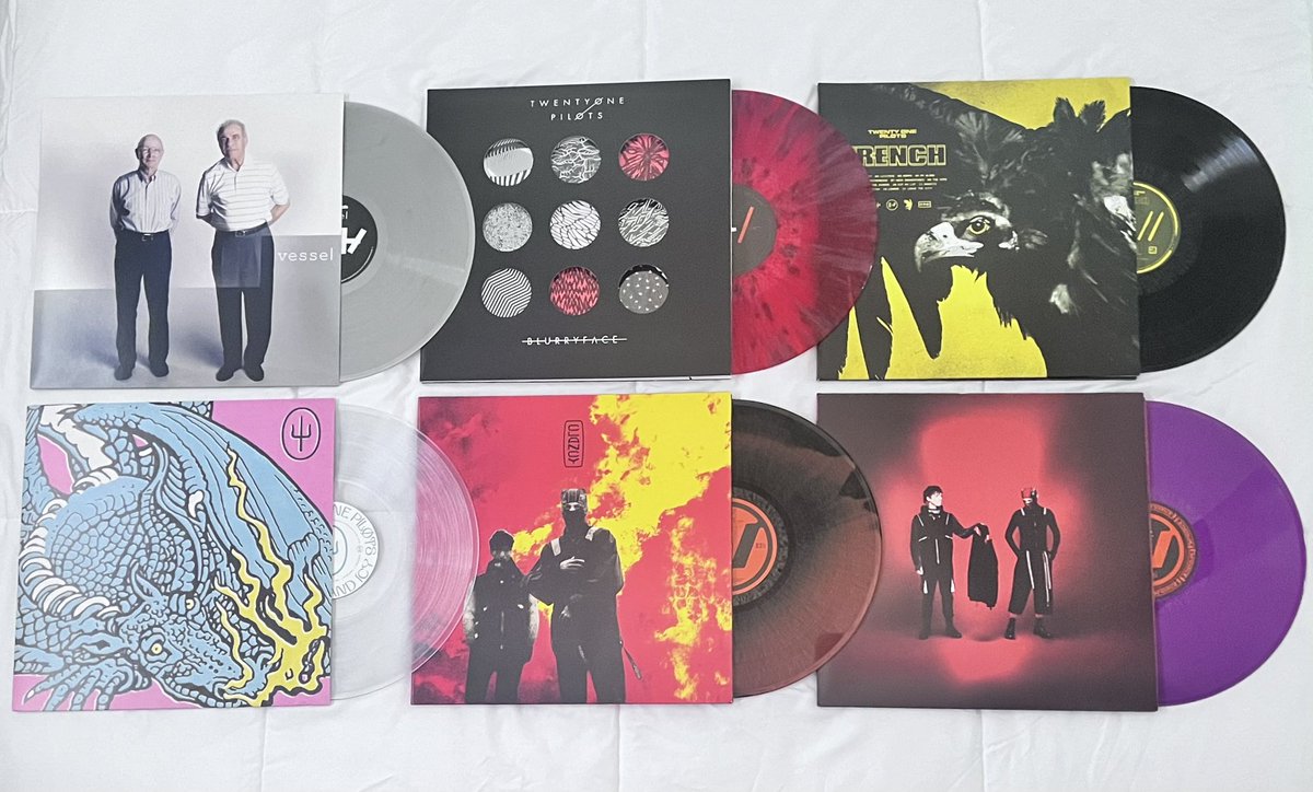 twoonpi's tweet image. Finally completed my collection 🫶🏼 |-/
@twentyonepilots @tylerrjoseph @joshuadun #twentyonepilots