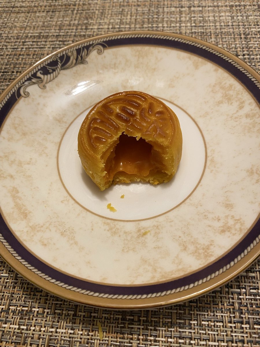 月满中秋，世间最温暖的风景，莫过于月下的团圆，沐一场明月皎洁，愿所有的推友岁月常安稳，布一场秋日盛宴，愿你们好景随秋至，好事随月圆。

美心流心现代创意月饼，淡淡的甜腻丝滑又清爽，月圆之夜必有的美好