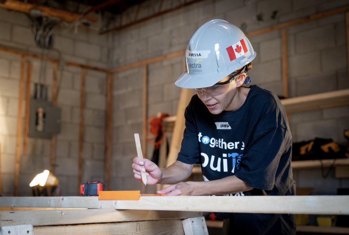 alectranews's tweet image. 10 Alectra employees teamed up with @HabitatGW to help build affordable homes in Guelph.
 
This 30-townhome project supports families in the “missing middle”—earning modest incomes but still shut out of home ownership.
 
#AlectraCARES #HabitatForHumanity #GuelphON
