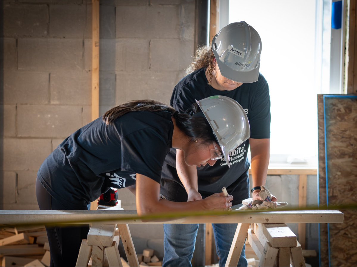alectranews's tweet image. 10 Alectra employees teamed up with @HabitatGW to help build affordable homes in Guelph.
 
This 30-townhome project supports families in the “missing middle”—earning modest incomes but still shut out of home ownership.
 
#AlectraCARES #HabitatForHumanity #GuelphON