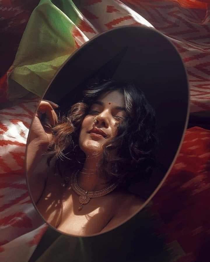 Whenever I look in the mirror, I see a beautiful girl, deep inside, I wish that one day this reflection will become my reality 💅💅💅💅