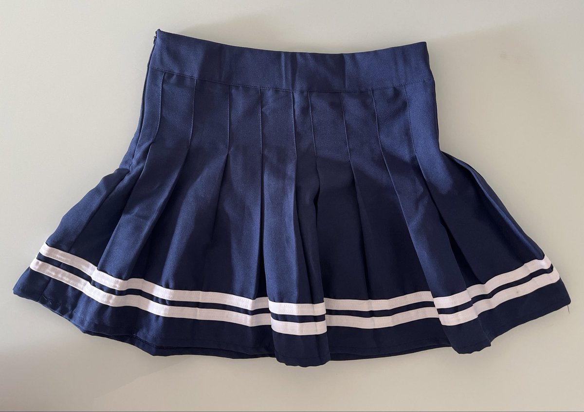 gashe68_'s tweet photo. VENDA/VENDO 
saia plissada colegial azul marinho com listras brancas 
- Tamanho P 
- Medidas: 35cm de uma ponta da cintura a outra  // 38cm de comprimento
- ⁠valor: 50 https://t.co/3QGAko8yca