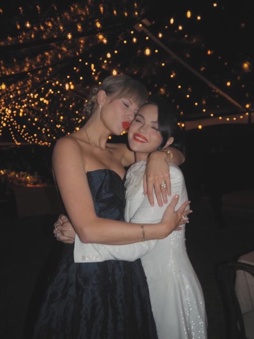 skinnysel's tweet image. SELENA AND TAYLOR AT SELENA’S WEDDING 😭♥️