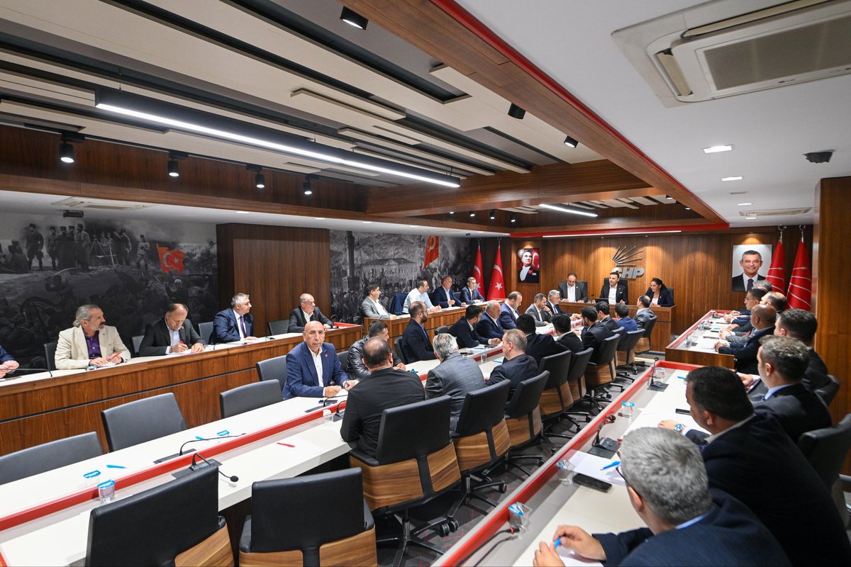 İstanbul’umuzun dört bir yanında halkın sesi olacağız.

Cumhuriyet Halk Partimizin olağan ilçe kongrelerinde seçilen ilçe başkanlarımızla bir araya geldik. Yeni göreve gelen ve yeniden seçilen ilçe başkanlarımıza görevlerinde başarılar diliyorum.