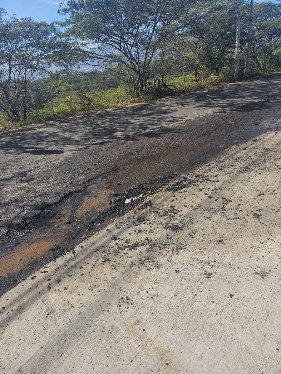 danielog33's tweet photo. Fuga hace 1 semana, se la Av. Abdon Calderón - San Pedro del Valle - Nayon, se ha generado el ticket correspondiente pero no hay respuesta, tras varias llamadas solo de quejas y no hay la reparación.  Por favor su ayuda @AguaInfoUIO @MunicipioQuito @teleamazonasec https://t.co/60MoygUkya