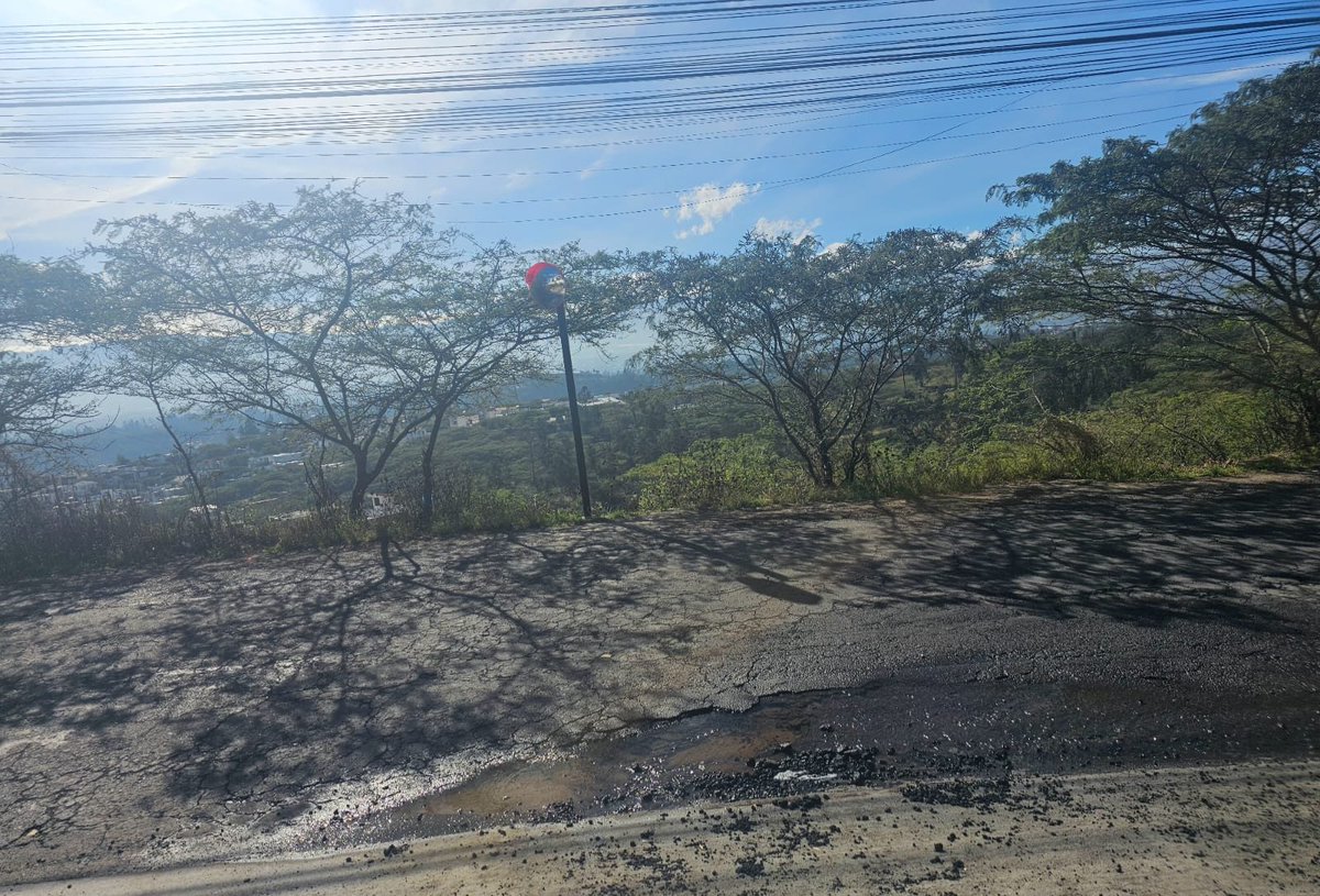 danielog33's tweet photo. Fuga hace 1 semana, se la Av. Abdon Calderón - San Pedro del Valle - Nayon, se ha generado el ticket correspondiente pero no hay respuesta, tras varias llamadas solo de quejas y no hay la reparación.  Por favor su ayuda @AguaInfoUIO @MunicipioQuito @teleamazonasec https://t.co/60MoygUkya