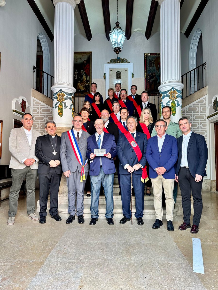 AytoTarazona's tweet photo. 🎖️ En un acto emotivo celebrado en el salón de plenos de la Casa Consistorial, el Ayuntamiento de Tarazona ha hecho entrega del reconocimiento Ciudad de Tarazona 2025 a Jesús María “Chico” Ramos.

🗞️Noticia Completa: https://t.co/tjwyLvOIuS https://t.co/YAB0SQqdPJ