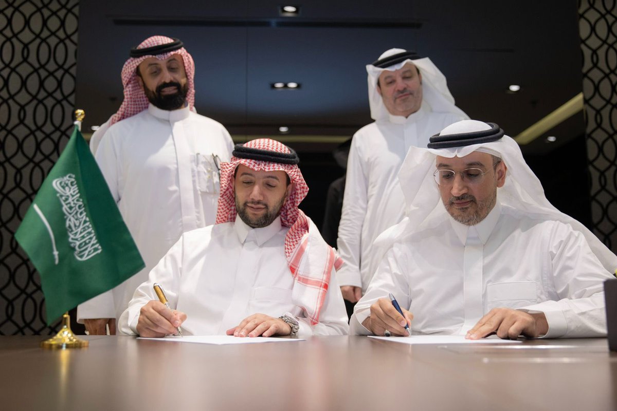 شركة #كنزي للتطوير توقع اتفاقية مع الحارثي والعجلان لتطوير مشروع تجاري على طريق الملك عبدالعزيز في جدة

- يمتد على مساحة 116 ألف متر مربع
- ينفذ على أرض طريق الملك أوركيد
- تبلغ قيمة المشروع نحو 3 مليارات ريال