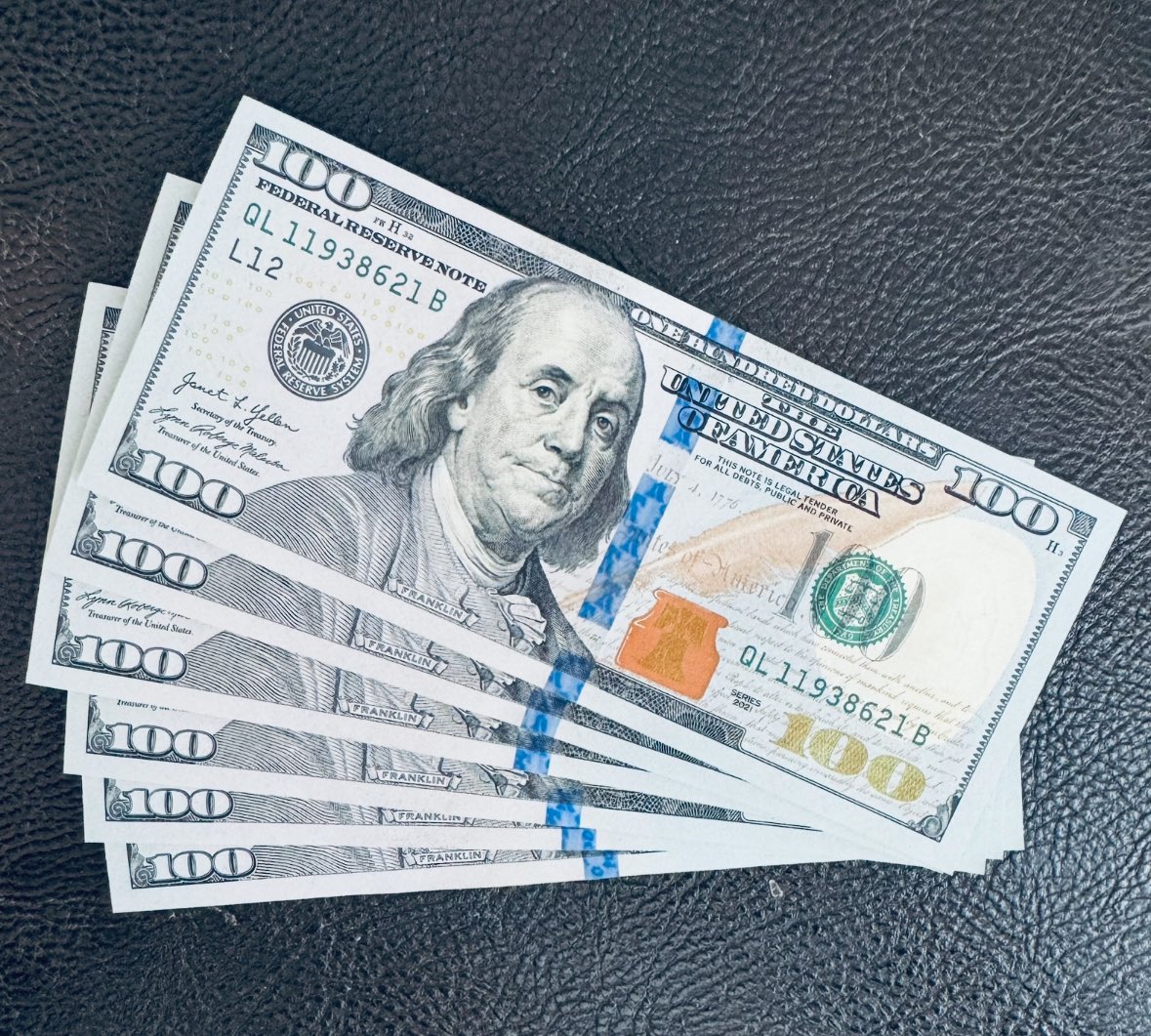 TheRussiaBlog's tweet image. Bringing *Money into Russia*

Canadian tourists are permitted $10,000 USD, which are exchanged into Rubles.

- important - the bills should be as new as possible, or the currency exchange will deny them, and they are particular.
- other option is Euros, amount unknown.  
- cash…