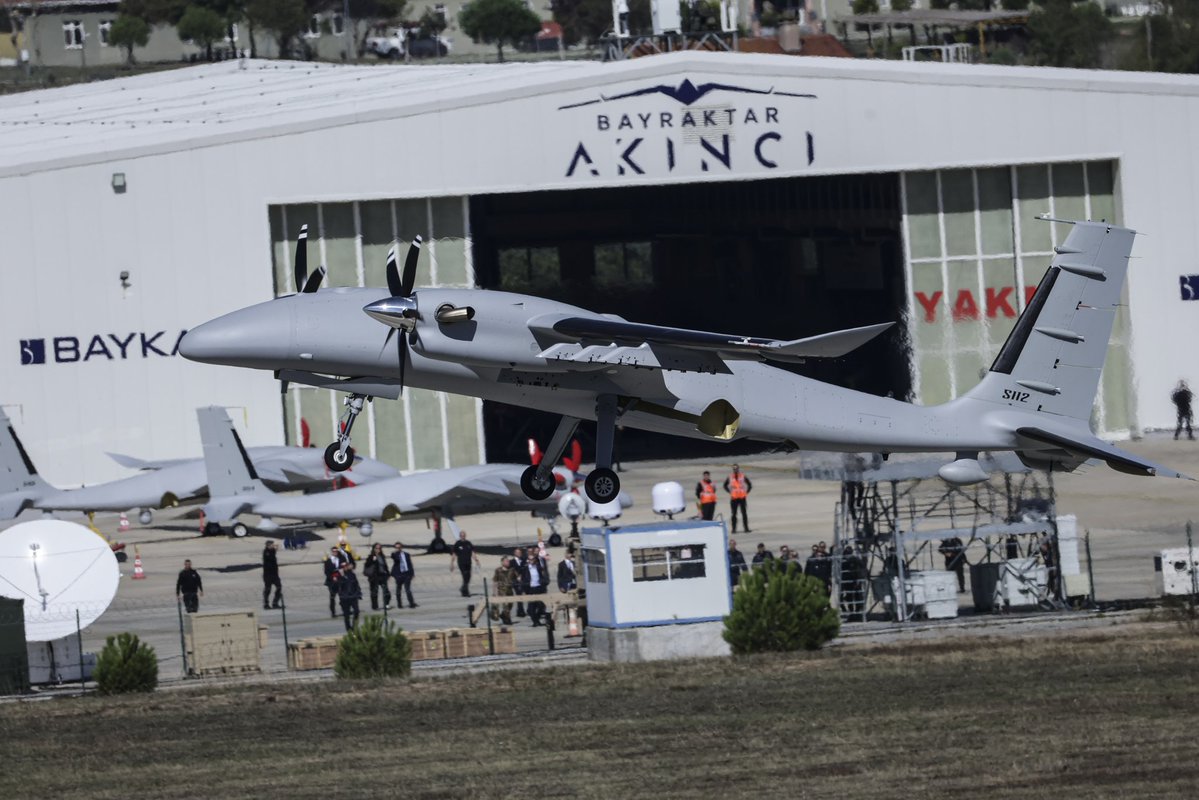 Türkiye Cumhuriyeti Cumhurbaşkanlığı Savunma Sanayii Başkanı Haluk Görgün ile İtalya Savunma Bakan Yardımcısı Matteo Perego di Cremnago, İtalya Hava Kuvvetleri Komutanı Korgeneral Antonio Conserva, İtalya Kara Kuvvetleri Komutanı Korgeneral Carmine Masiello, İtalya Deniz