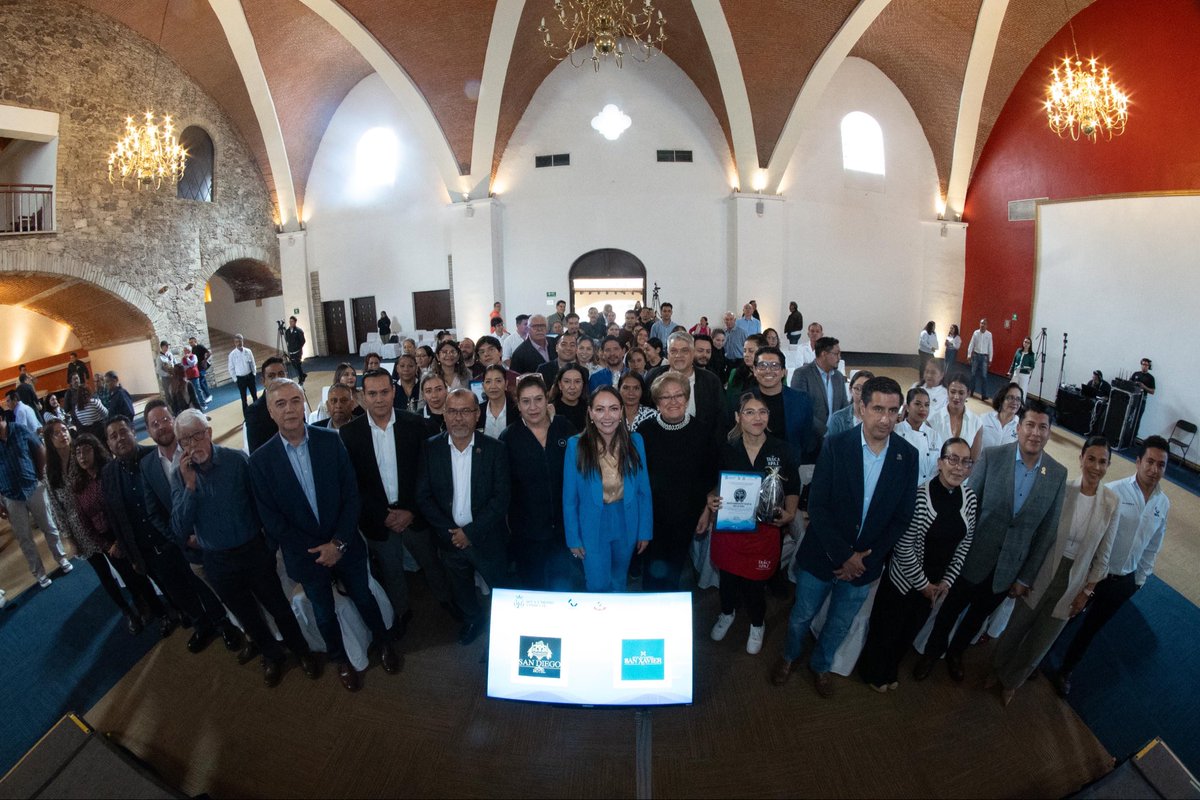 SamanthaSmithMX's tweet photo. Gracias a quienes hacen posible que #Guanajuato crezca cuidando el agua. 💧

Hoy entregué el Distintivo H2O, que premia el compromiso con la vida, y reconozco a cada hotel y restaurante que  da el ejemplo.

¡Sigamos unidos por una capital más consciente y sostenible! 💙 https://t.co/14McycEsX6