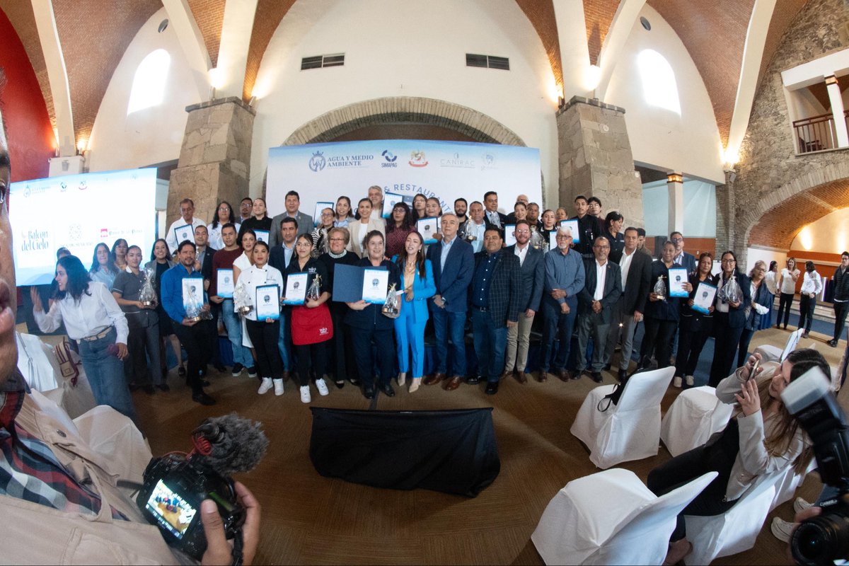 SamanthaSmithMX's tweet photo. Gracias a quienes hacen posible que #Guanajuato crezca cuidando el agua. 💧

Hoy entregué el Distintivo H2O, que premia el compromiso con la vida, y reconozco a cada hotel y restaurante que  da el ejemplo.

¡Sigamos unidos por una capital más consciente y sostenible! 💙 https://t.co/14McycEsX6