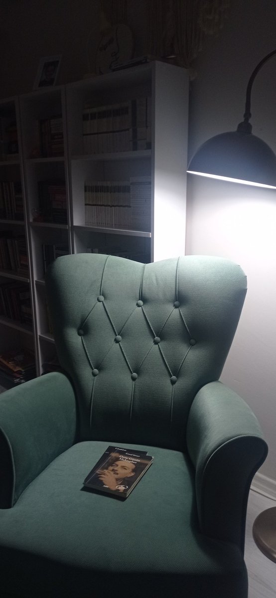 PinarCakar3's tweet photo. "Sevgilim ben şimdi büyük bir kentte seni düşünmekteyim
elimde uçuk mavi bir kalem cebimde iki paket sigara
hayatımız geçiyor gözlerimin önünden.." https://t.co/ySVrx3yW7C