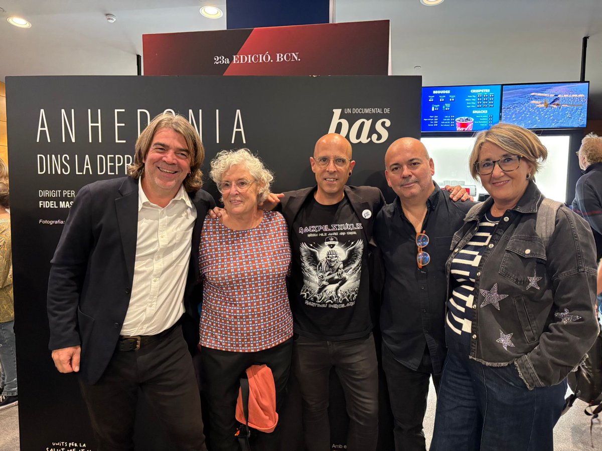 COIBarcelona's tweet photo. La Vocalia de Salut Mental del #COIB assisteix a l’estrena del documental “Anhedonia, dins la depressió.”. 

📷 Representants de la Vocalia de Salut Mental, @FMasreal, codirector del documental i @magdacas ex directora del Pacte Nacional de Salut Mental. https://t.co/JVkf6FPMTq