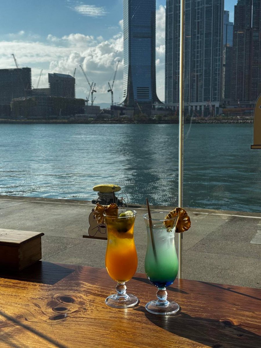 GddejesusJesus's tweet image. Sipping paradise by the waterfront 🍹🌊✨ #CityEscape #OceanViews