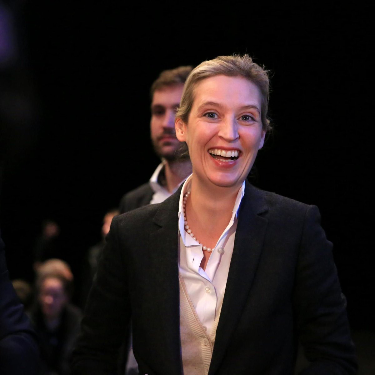 💙Alice Weidel Teil 3 – Charakter, Klarheit, Konsequenz💙

Am Ende bleibt immer die Frage: Was unterscheidet eine Führungspersönlichkeit von einer Funktionärin? Die Antwort ist einfach – Haltung. Und davon hat Alice Weidel mehr als die gesamte Berliner Politblase zusammen.
