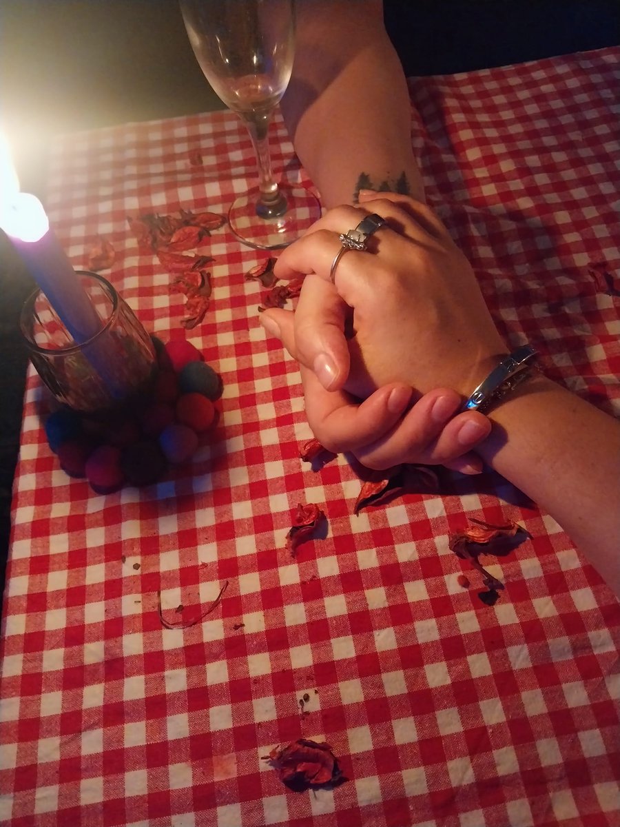 Bugün hatuna romantik bir akşam yemeği sürprizi yapmak istedim fakat şamdan eksikti mumlarım için. Şamdan yerine iki kere mum sipariş etmişim meğer. O yüzden fincan yanı bardağında bu kadar romantik oldu.