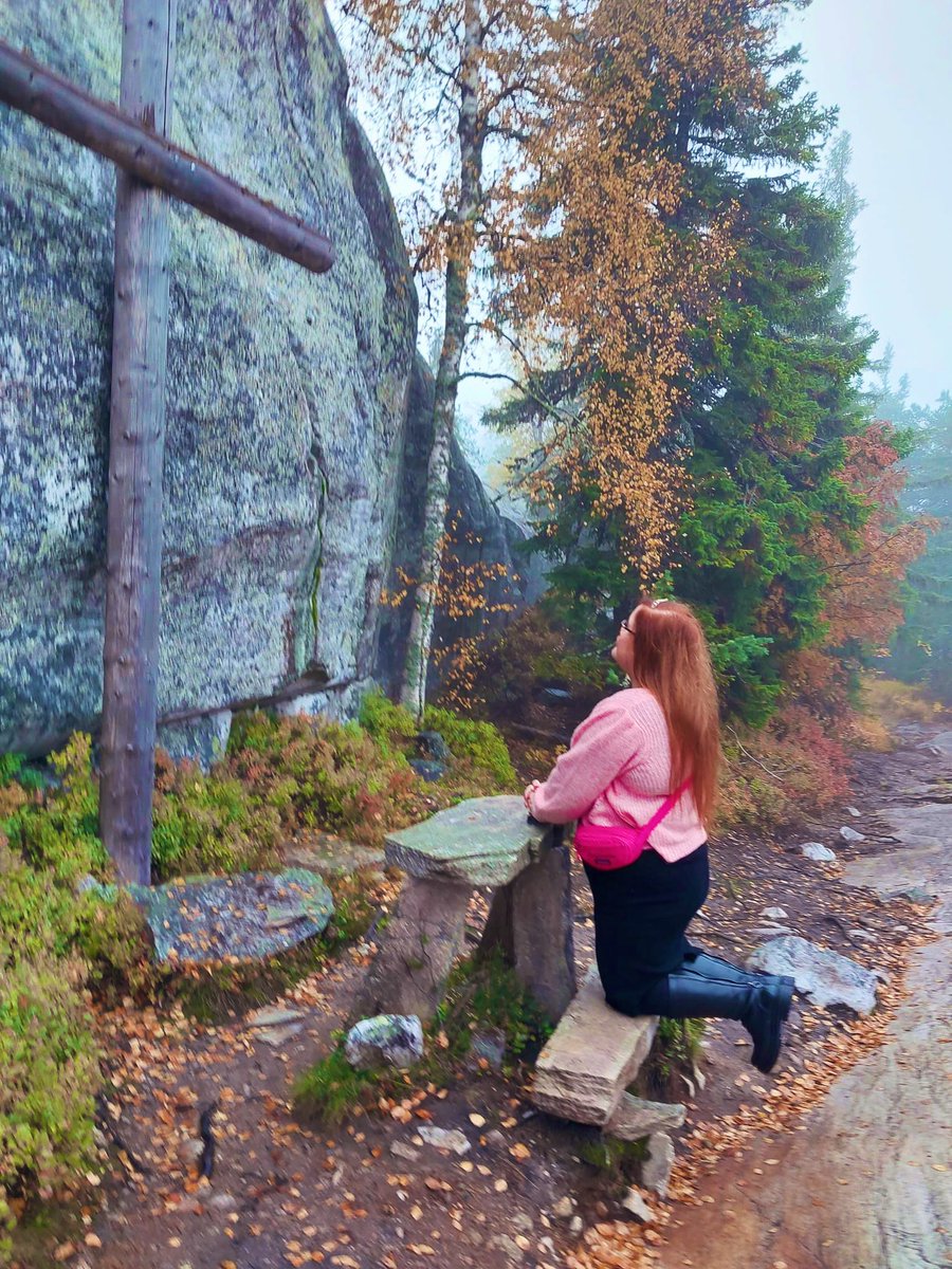 taija_myyra's tweet image. Vielä viimeinen kuva reissusta, olen jo ihan liikaa laittanut teille niitä tänne. 💗 

#koli #kirkko #pirunkirkko #eräprinsessat