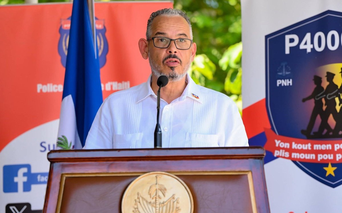 AJojebMediaNetw's tweet photo. Ce dimanche 5 octobre, le PM Alix Didier Fils-Aimé, a participé au lancement de la formation de la 35e promotion de la @pnh_officiel, composée de 892 aspirants policiers, dont 131 femmes. Il a donné l'espoir à la promotion qui saura en mesure de relever les défis à venir... https://t.co/HlZAYGIS4j