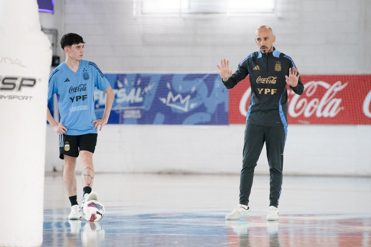 Argentina's tweet photo. #Futsal Las Selecciones #Mayor y #Sub20 comenzaron un nuevo ciclo de preparación para la #LigaEvoluciónFS.

📰 https://t.co/k5D95iPHK3

💪💪💪 https://t.co/OavYCKK3Zh