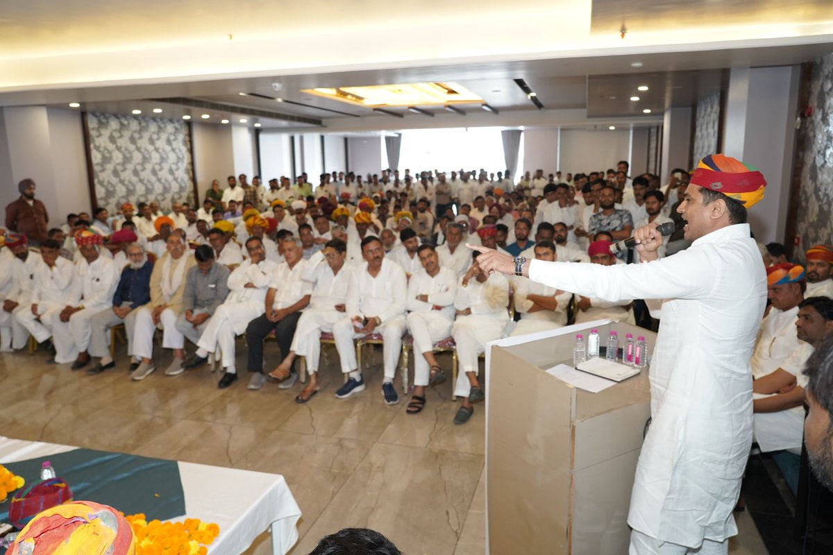 आज किशनगढ़ स्थित परासिया-इन-होटल में अखिल भारतीय कांग्रेस कमेटी के 'संगठन सृजन अभियान' के तहत जिला पर्यवेक्षक डॉ. अशोक तंवर जी की अध्यक्षता में आयोजित जिला एवं ब्लॉक स्तरीय बैठक में उपस्थित कार्यकर्ताओं को संबोधित किया।

ज़िला अध्यक्ष के चयन की प्रक्रिया की समीक्षा बैठक में सभी