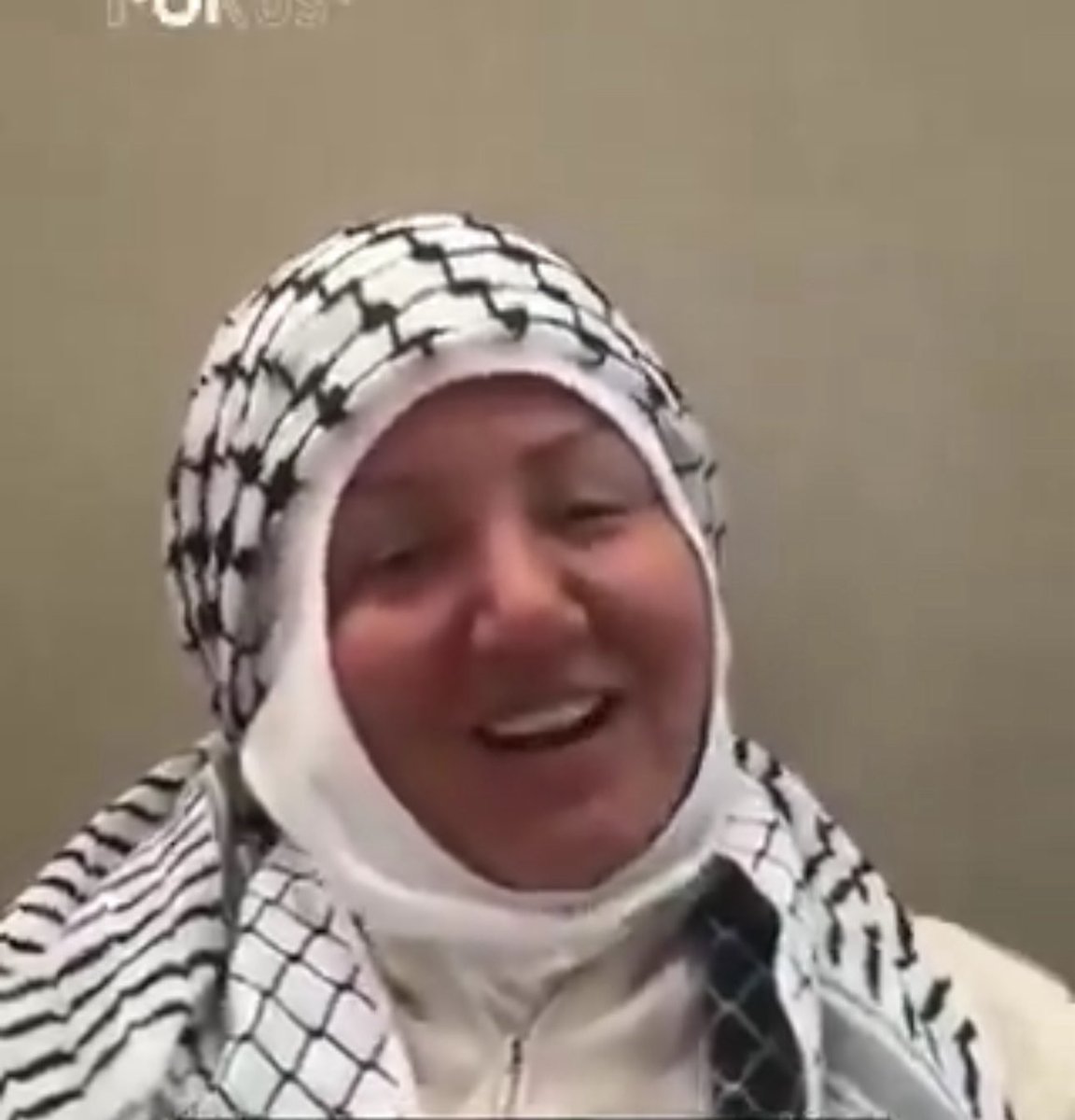 Soldaki hanımefendi Küresel Sumud Filosu eylemcisi Sena Polat, "İsrail'e izinsiz giriş yaptım, sınır dışı edilmeyi kabul ediyorum,” yazılı belgeyi imzalamayı reddettiği için serbest BIRAKILMADI ! 
Polat, hukuksuzca tutulduğu hapishanede AÇLIK GREVİNE başladı. Adı doğru düzgün