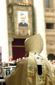 Homilía de Juan Pablo II en la misa de canonización de san Josemaría.

🌍 “Elevar el mundo hacia Dios y transformarlo desde dentro: he aquí el ideal que el Santo Fundador os indica”, dijo el Papa a los asistentes de más de 80 países presentes en la Plaza de San Pedro.

📖 👉🏻