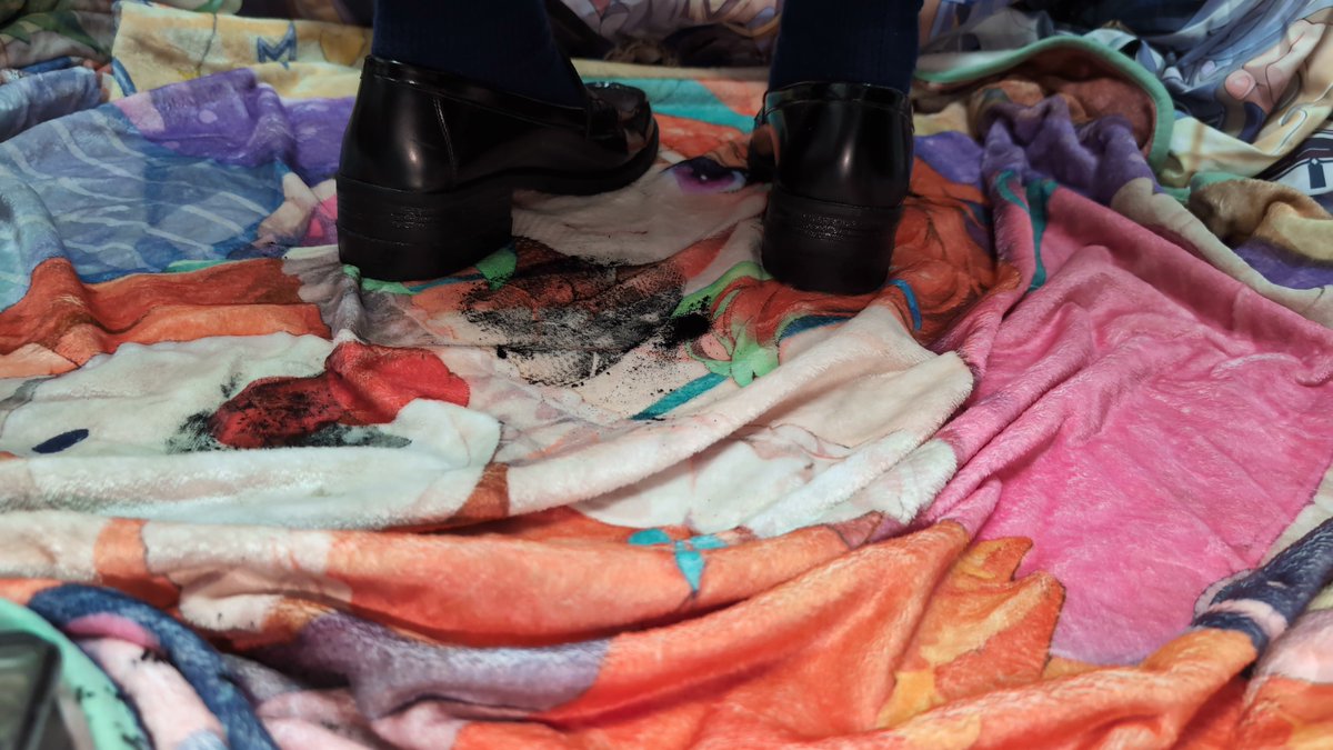 CathyCrues's tweet image. Having fun with Kiara Blanket🥰
Do you want to see your waifu under my soles~?🤭
I may pick some girls for this special month😘
#trample #shoeprint #踏みつけ #靴印 #踩踏
