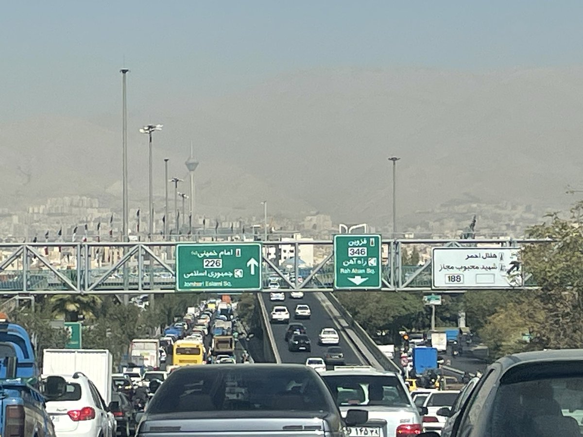 febrahimzade's tweet photo. ۰
۱۴ مهر روزی برای #تهران 
به مناسبت بی مناسبت نامگذاری روز تهران از شهری می‌نویسم که منتهی عشق و نفرت ساکنانش است به شهری که این روزها اتوبانهایش هم بن‌بست شده است. شهری که هنوز هراس بی‌پناهیش در دوازده روز ابتدای تابستان ۰۴ خواب شب‌هایش را آشفته می‌کند https://t.co/kIo9jeLXHf