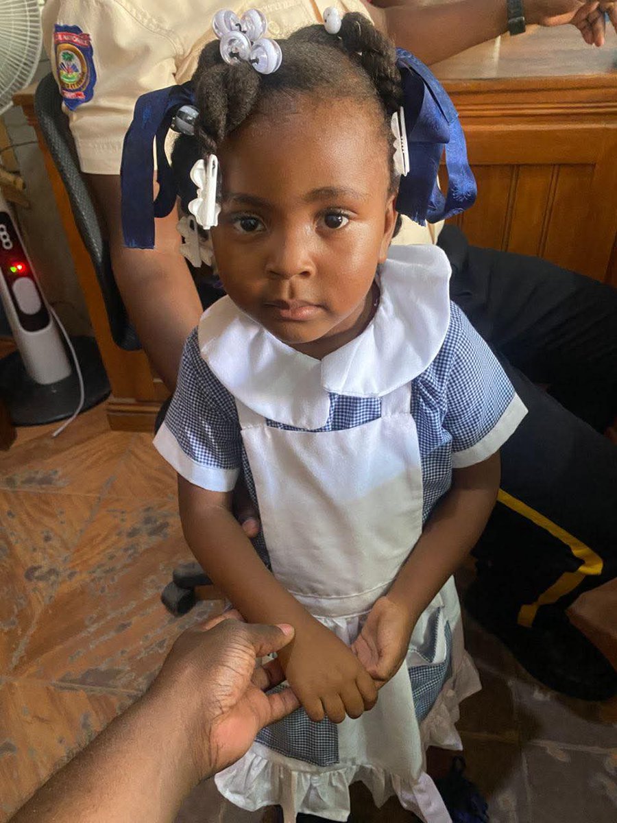 ZoomLakayAyiti's tweet photo. Yo jwenn ti pitit sa a nan lari Jakmèl aprèmidi an,li rele Esther Fils-Aimé. Yo te jwenn li nan zòn Morne Ste Thérèse, Jakmèl, pandan l t ap mache soti lekòl.Moun ki konnen fanmi li kapab pase pran l nan komisarya Jakmèl la.
Tanpri ede fè mesaj la sikile.#ZLA https://t.co/JTDOW2MhkV