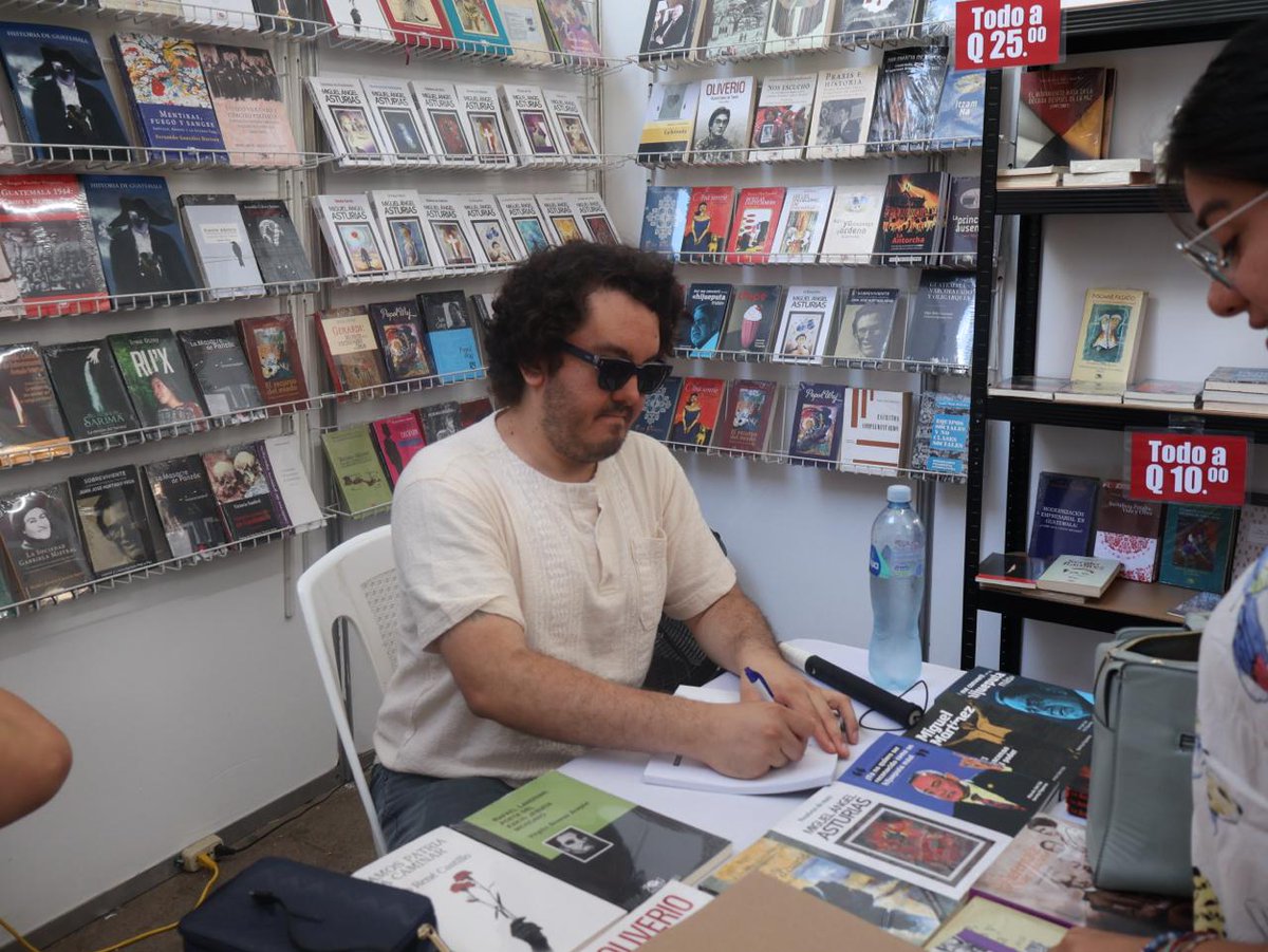 Octubre comenzó con muy buen pie.

Presenté mi Libro La Antorcha 🔥 en Chiquimula como parte de la feria Libro al Viento ( <a href="/libroalvientogt/">Libroalvientogt</a> ). Conviví con estudiantes de periodismo que renovaron mi esperanza en la profesión. Fue un gustazo.