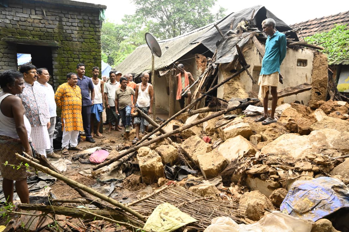 ଅତ୍ୟଧିକ ବୃଷ୍ଟିପାତ ଯୋଗୁଁ ଘର କାନ୍ଥ ଭୁଶୁଡ଼ି ମୋରଡ଼ା ନିର୍ବାଚନ ମଣ୍ଡଳୀ ଅନ୍ତର୍ଗତ ସୁରେଇଡ଼ିହି ପଞ୍ଚାୟତର ଜାମଶୋଳ ଗ୍ରାମର ଶ୍ରୀମତୀ ବାସନ୍ତୀ ମହାନ୍ତଙ୍କ ମୃତ୍ୟୁବରଣ ଘଟିଥିବା ଖବର ଅତ୍ୟନ୍ତ ଦୁଃଖଦାୟକ l 

ଘଟଣାସ୍ଥଳରେ ପହଁଞ୍ଚିବା ସହ ସ୍ଥିତି ଅନୁଧ୍ୟାନ କରିବା ସହ ଶୋକସନ୍ତପ୍ତ ପରିବାରବର୍ଗଙ୍କୁ ସମବେଦନା ଜଣାଇଲି l ଏଭଳି ଦୁଃଖଦ