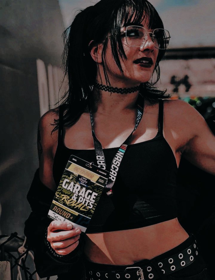 BrazenAntivist's tweet image. ⁣
⠀
⠀⠀  a girl born too white to not love nascar.

⁣