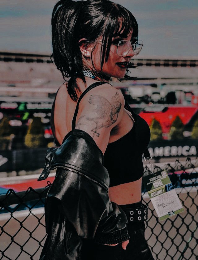 BrazenAntivist's tweet image. ⁣
⠀
⠀⠀  a girl born too white to not love nascar.

⁣