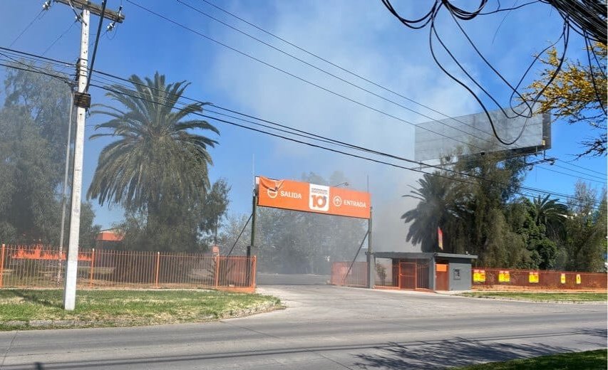 cbsantiago's tweet photo. 🔴 AHORA: el Cuerpo de Bomberos de Santiago responde con voluntarios y máquinas de 4 Compañías ante llamado por #fuego en bodegas, en la comuna de #EstaciónCentral.
@Comandantecbs
@muniecentral
#EmergenciasCBS https://t.co/3EWSkHah86