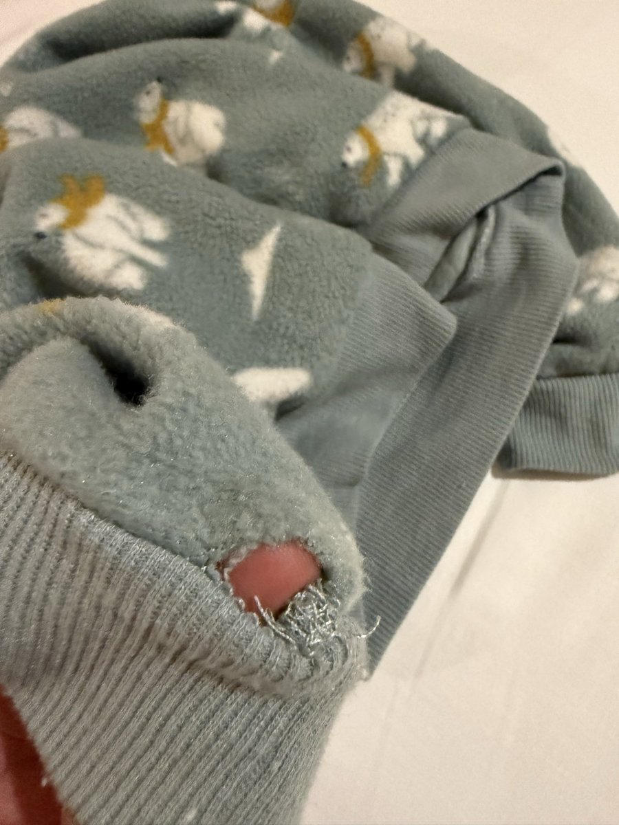 Faut vraiment arrêter les procès d’intention envers <a href="/SHEIN_Official/">SHEIN</a> au <a href="/leBHVmarais/">LE BHV MARAIS</a> parce que <a href="/KiabiFrance/">KIABI FRANCE</a> c’est pas mieux, porté une fois déjà déchiré 😂 quelle qualité ! c’est pas du #fastfashion ?