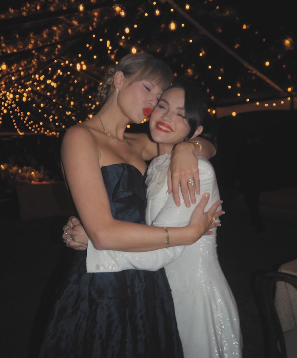 tswizzleturkey's tweet image. Selena Gomez, The Life of a Showgirl albümünün çıkışı şerefine Taylor Swift ile olan fotoğraflarını paylaştı.

&quot;Neredeyse 20 yıldır sana sahip olduğum için çok şanslıyım.&quot;