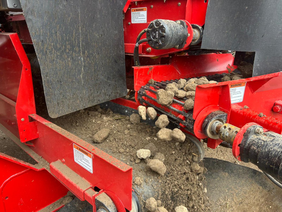 On the tail end of harvest here in Southern Alberta, we had the chance to showcase the impressive capacity of the Spudnik 994 AirSep in action! 

Loose soil, smalls, vines, lumps, and rocks - all separated before the crop even enters the shed. 
Capacity and performance at work 💪