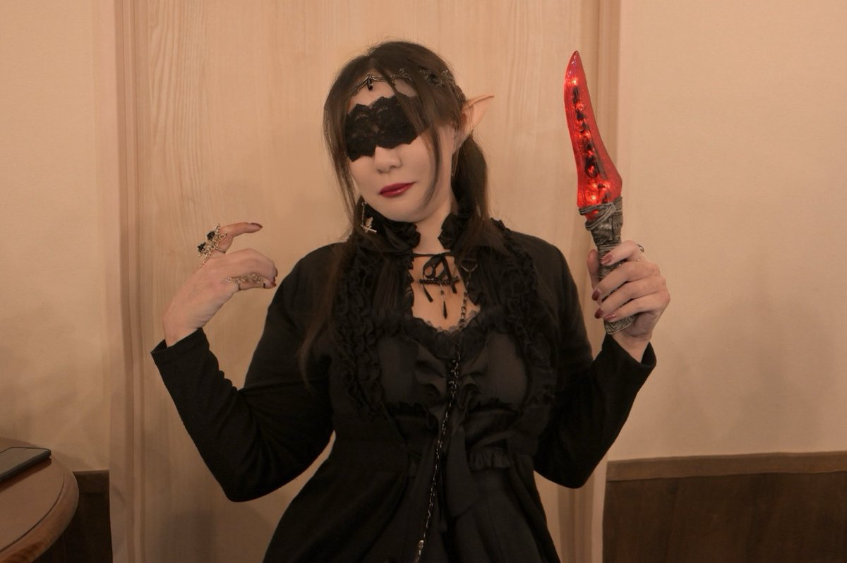 gorilla_753's tweet photo. 買ったばかりのナイフを早速見せびらかす魔女✨

📷：一介さん（@wkkazuyaphoto）
🗡️：海蛇∞LABOさん（@SeaSerpent_LABO）

ずっと欲しいと思っていて、今回このナイフを目当てにマジョイチ来たところがあったので悲願が叶って嬉しいです🙏
しかも綺麗に撮ってもらえて嬉しい……☺️

#マジョイチ https://t.co/cnrjTihBsU