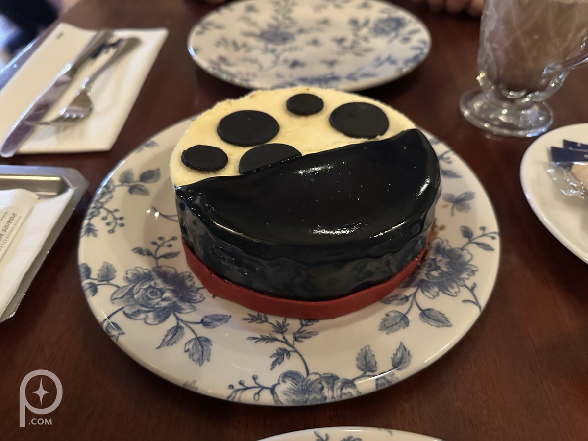 PixiedustDLP's tweet image. At Victoria’s, a new cake (to share) themed to Cruella de Vil is available during the Disney Halloween Festival 2025: Mandarin mousse, confit meringue, and praline (€20). ⚫️⚪️🔴
#DisneylandParis #DisneyHalloween