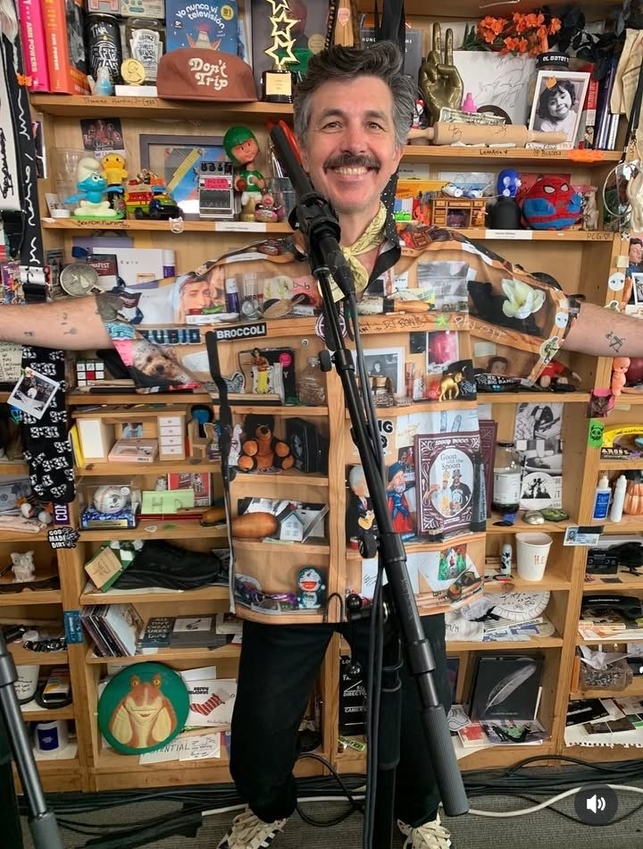 Amé las camisas del Tiny Desk de 31 minutos off topic así se siente ser traductor btw