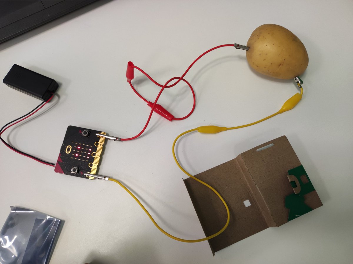 Hoy hemos tenido la visita de nuestra ATD que ha estado realizando un taller  relacionado con el día de la Hispanidad.
#Robótica #Crumble #MicroBit