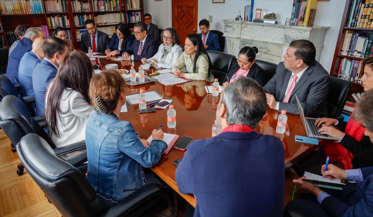 AlejandraDMV's tweet image. Sostuve una productiva reunión con el embajador de España, Excmo. Sr. @DuarteCuadrado 🇪🇸, reafirmando los lazos de amistad y cooperación que unen a nuestras naciones. 🤝

Desde la @AMEXCID 🇲🇽 avanzamos hacia la XVIII Subcomisión Mixta México–España y celebramos los logros de…